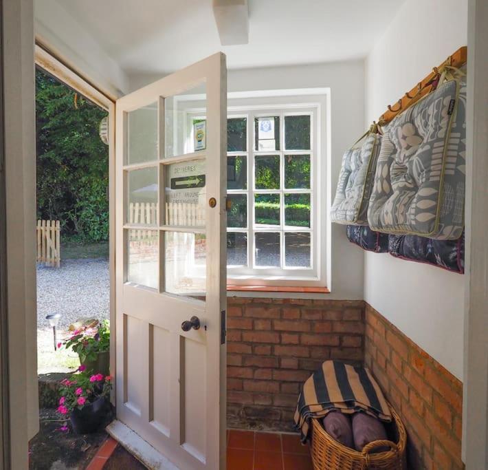 Landford'S Cottage, Your Retreat! 外观 照片